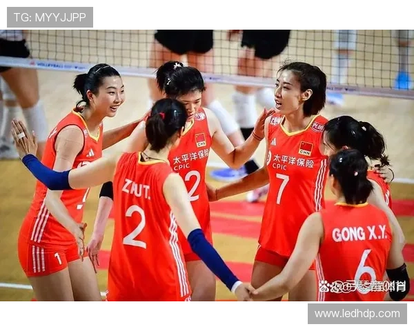 中国女排逆袭击败强敌挺进世界杯决赛，展现顽强斗志和团队合作精神