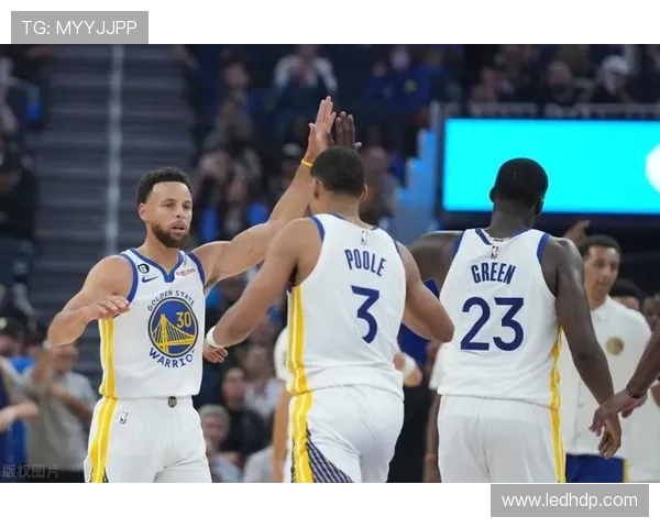 詹姆斯率湖人逆转勇士库里空砍三十分季初焦点大战再掀激情 詹姆斯率湖人逆转勇士库里空砍三十分季初焦点大战再掀激情