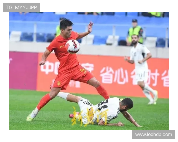 《中国足球队备战亚洲杯全力冲刺 球员状态火热期待突破》 《中国足球队备战亚洲杯全力冲刺 球员状态火热期待突破》