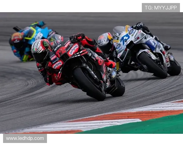 摩托车大奖赛赛季激烈竞争不断 新晋车手挑战老牌冠军殊死搏斗