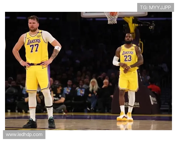 詹姆斯率湖人逆转取胜西部格局再起波澜季后赛前景成焦点讨论